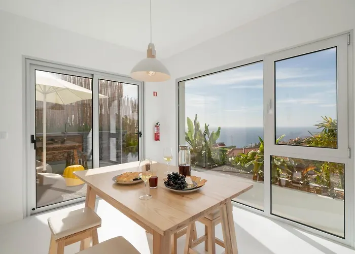 Casas Da Vargem Shared Swimming Pool By An Island בית נופש