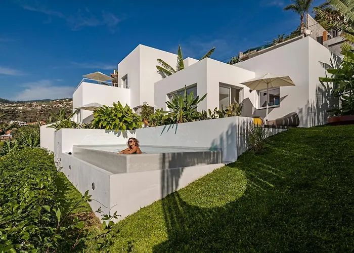 Casas Da Vargem Shared Swimming Pool By An Island בית נופש